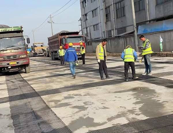 九湖镇老材料的新故事：玻璃纤维土工格栅如何在‘白改黑’浪潮中重获新生？